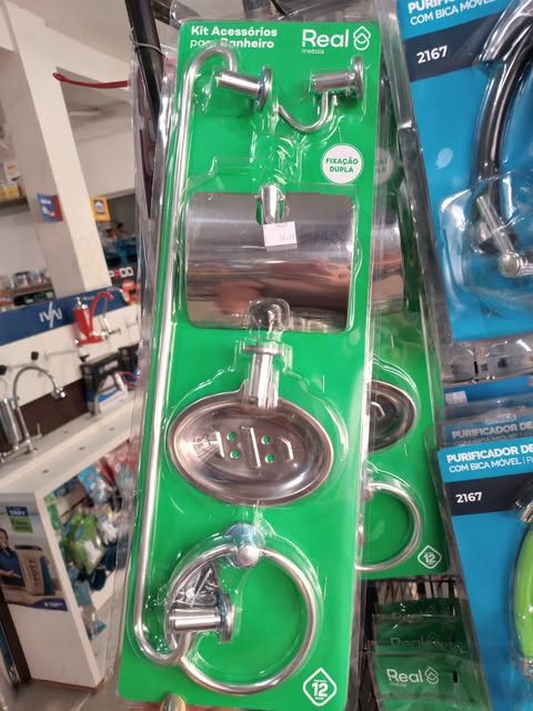 Produtos expostos nas prateleiras da Loja Silva Imbuí